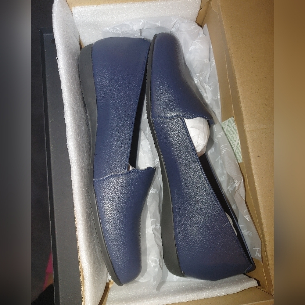 Trotters Woman's loafers, Size 9, New In Box
